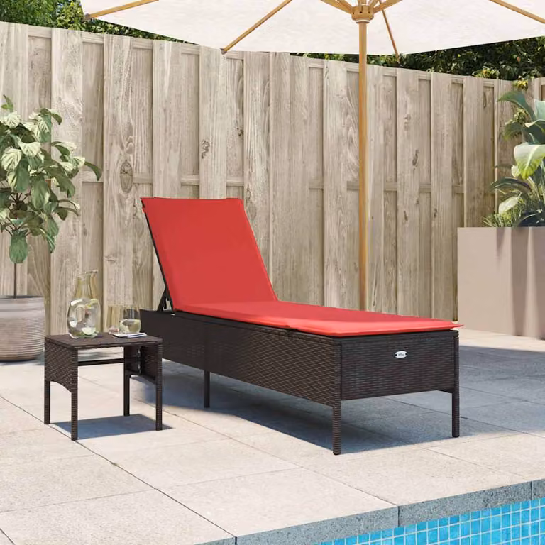 vidaXL Lettino prendisole in polyrattan marrone con cuscino rosso e tavolino laterale