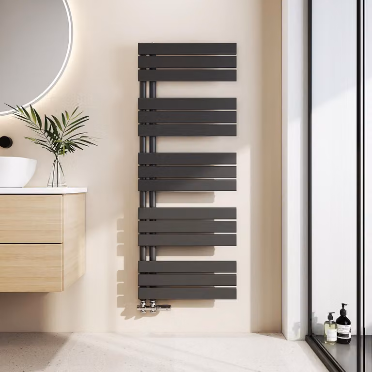 EMKE Radiatore da bagno piatto 132x50 cm Nero Scaldasalviette Asciugasalviette Attacco laterale per bagno Acqua calda 661W senza elemento riscaldante