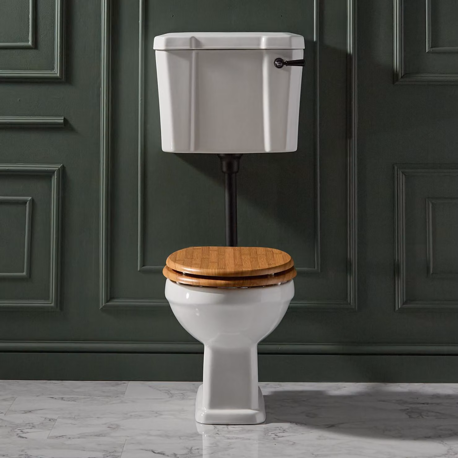 Sanitario WC Tradizionale Alto con Cassetta Bassa - Kit Scarico Nero Opaco e Copriwater WC in Rovere - Richmond