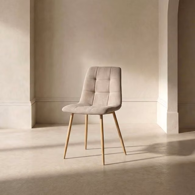 Sedia imbottita moderna Banak beige con struttura in metallo e legno per la tua sala da pranzo