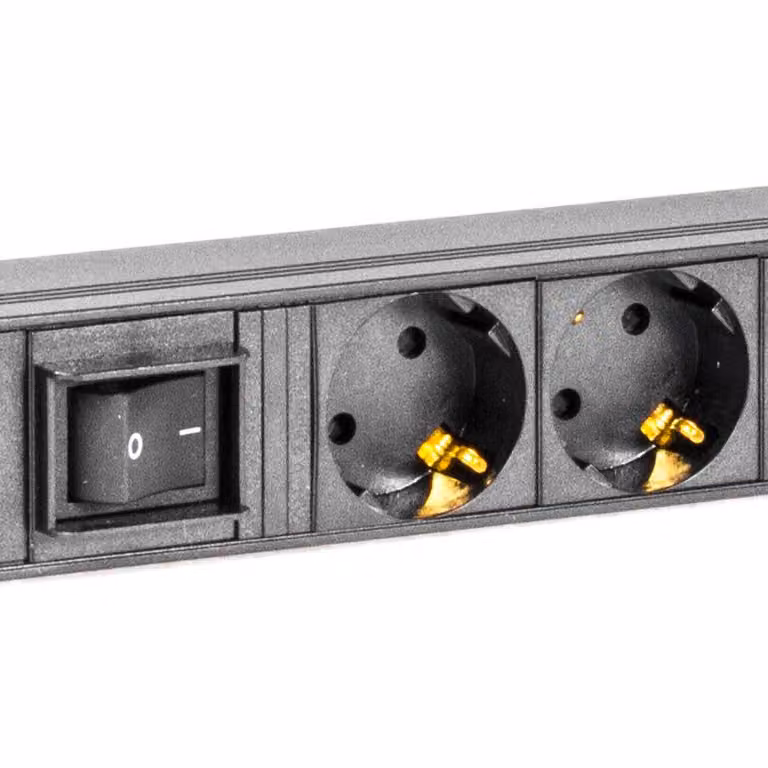Presa DELTACO con presa 15xCEE 7/4, connessione 1xCEE 7/7, interruttore magnetotermico, 0,80