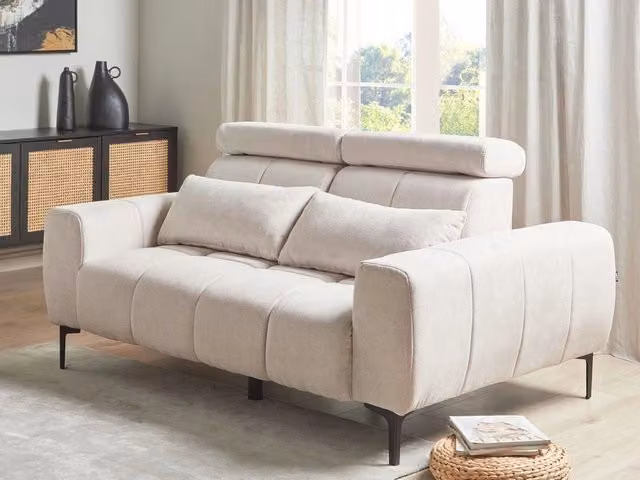 Divano a 2 posti BELIANI in tessuto bouclé beige con poggiatesta e profondità seduta regolabili e cuscini coordinati L: 176 cm, P: 97 cm, H: 110 cm
