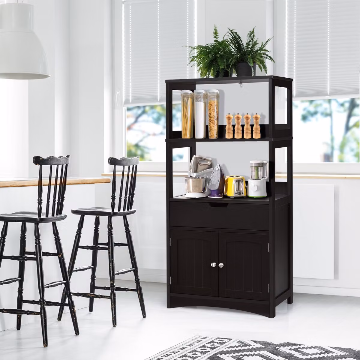 Armadietto multiuso Costway in legno nero con ante a battente, cassetto interno e ripiani per cucina e soggiorno