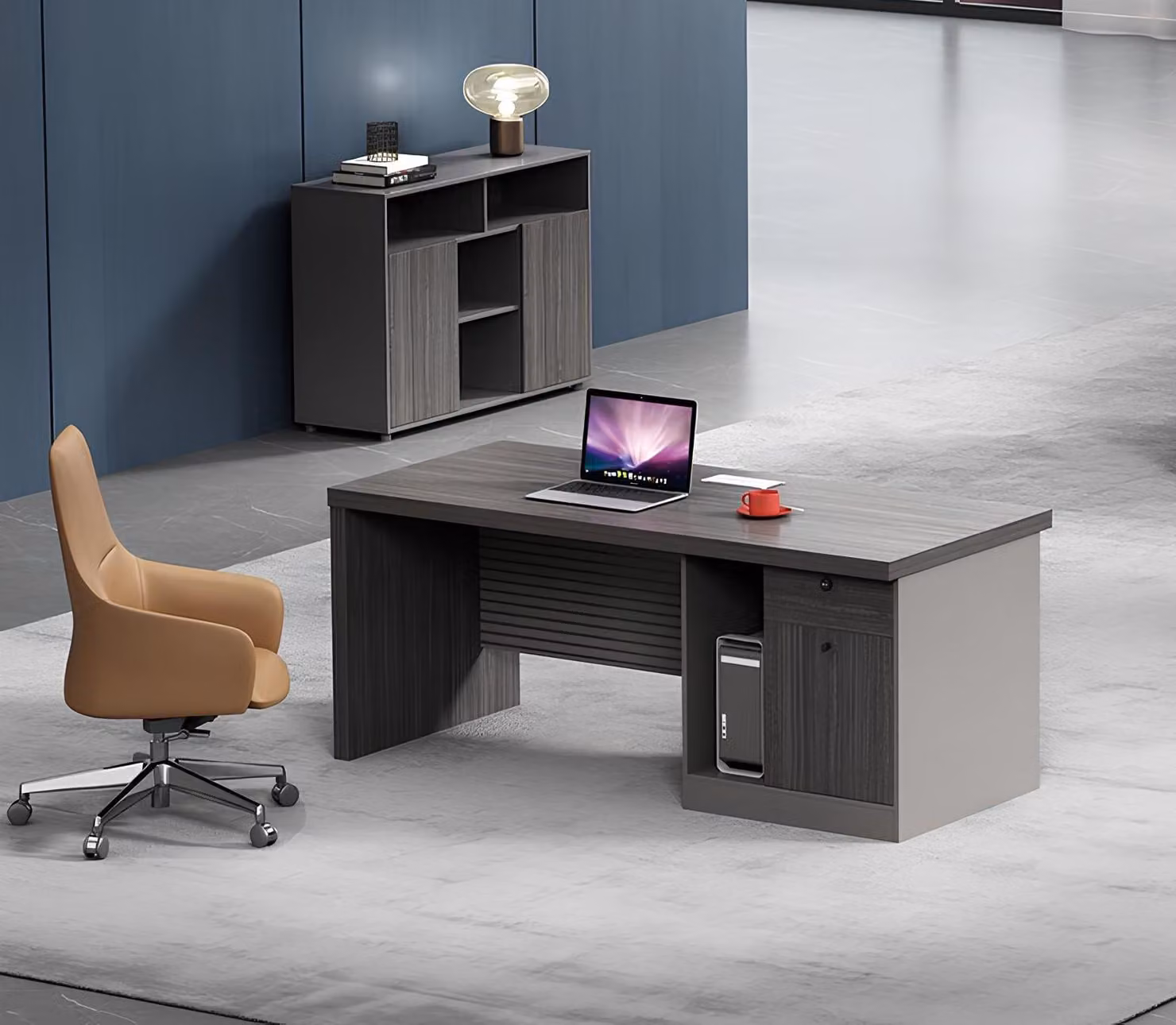 Eleganter Schreibtisch mit großzügiger Arbeitsfläche und stabilem Design.