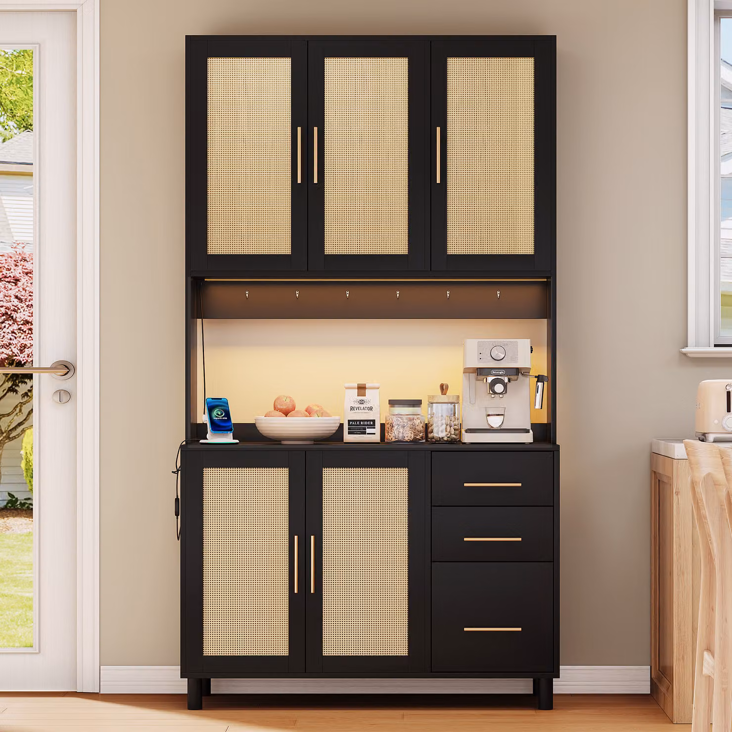 Mobile alto Flieks, credenza con ante in rattan, mobile bar con prese, credenza in stile rustico, altezza 183 cm, nero