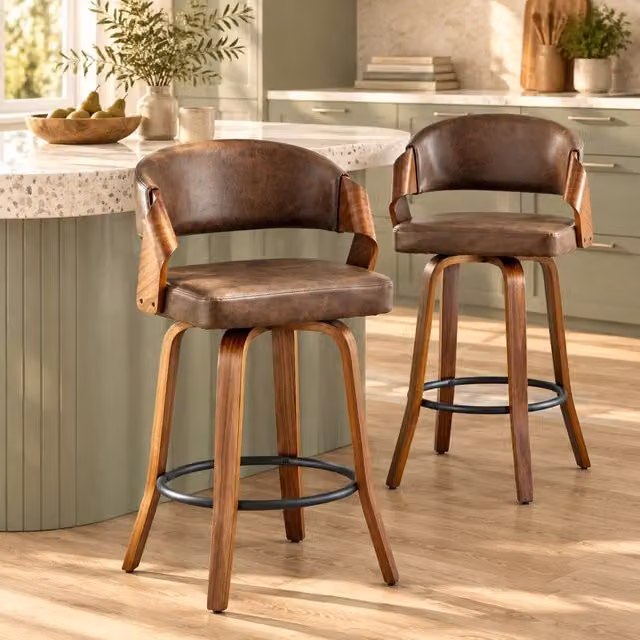Set di 2 sgabelli da bar MIVRAY con schienale in similpelle PU marrone, gambe in legno e poggiapiedi in metallo, girevoli