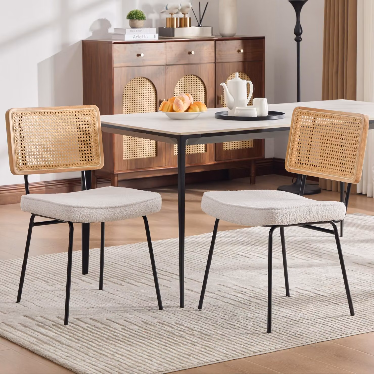 Set di 2 sedie da pranzo senza braccioli, con schienale in rattan sintetico (PE) e seduta in tessuto chenille, colore avorio
