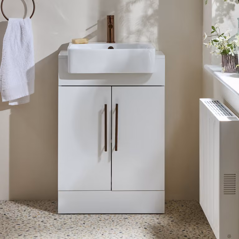 Mobile Bagno a Terra Bianco da 550mm con Lavabo e Maniglie con Barra a T in Rame Satinato - Cluo