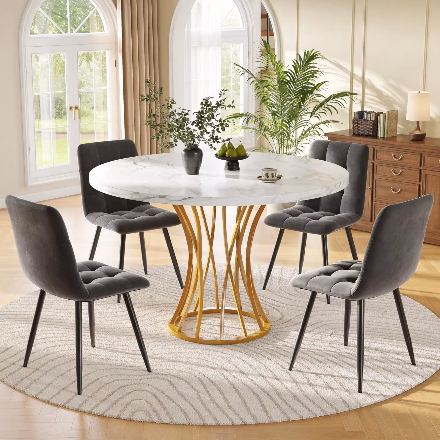 Set da pranzo completo, composto da un tavolo e 4 sedie, dimensioni 80x76 cm, colore grigio, rivestimento in velluto, finiture dorate, design moderno