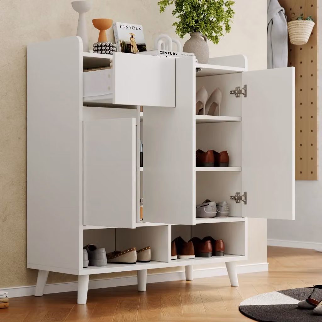 Scarpiera moderna in MDF bianco opaco con ante a battente, vani aperti e gambe in legno, L: 90 cm, P: 35 cm, H: 99 cm – 2