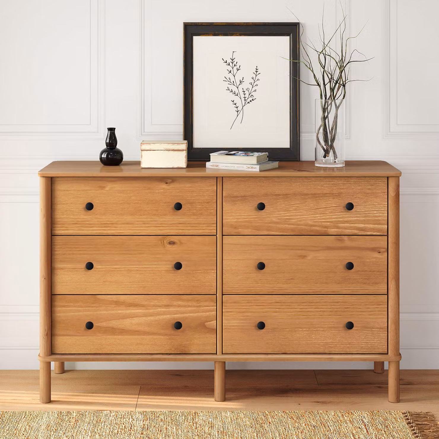 Comò APOANA in legno massello con 6 cassetti, finitura noce – Mobile contenitore con ampio spazio per abiti e accessori, comò da camera da letto in legno con elementi in metallo e design scandinavo