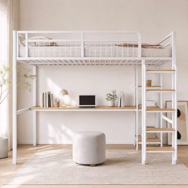 Letto a soppalco 140x200 cm con scrivania e ripiani; metallo e MDF; bianco