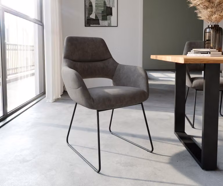 Sedia da pranzo DELIFE modello Yago-Flex con braccioli, rivestita in microfibra color antracite, stile vintage, struttura a slitta nera e imbottitura in molle insacchettate