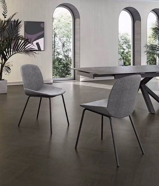 Sedia da pranzo Eva Stones con seduta in tessuto grigio chiaro e struttura in polipropilene e base in metallo nero L 46 x P 57 x H 80 cm