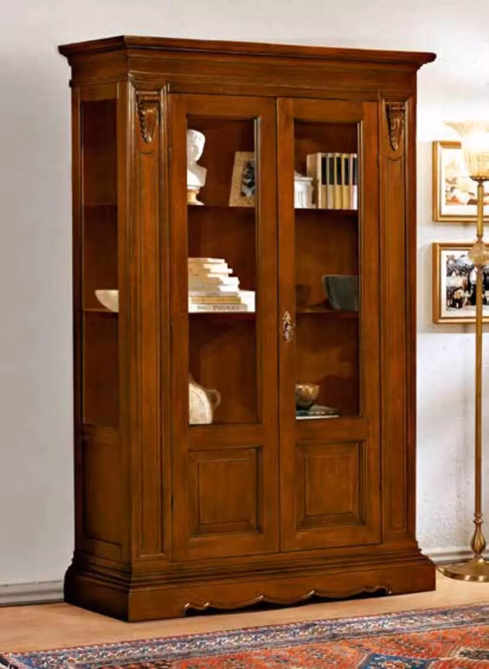 Vetrina stile arte povera Mobili 2G in legno con ante in vetro e serratura, colore noce, L: 146 cm, P: 49 cm, H: 214 cm – 2