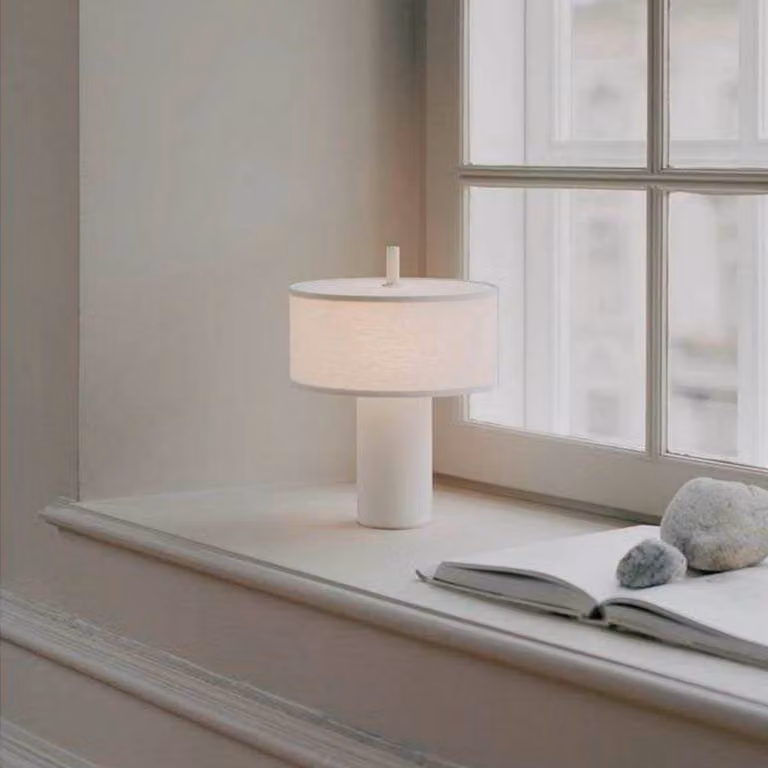 New Works Lampada da tavolo Margin, dimmerabile, Bianco / Opale, Soggiorno / Sala da pranzo, Tessuto / Stoffa / Seta, Scandinavo, Lampada da tavolo