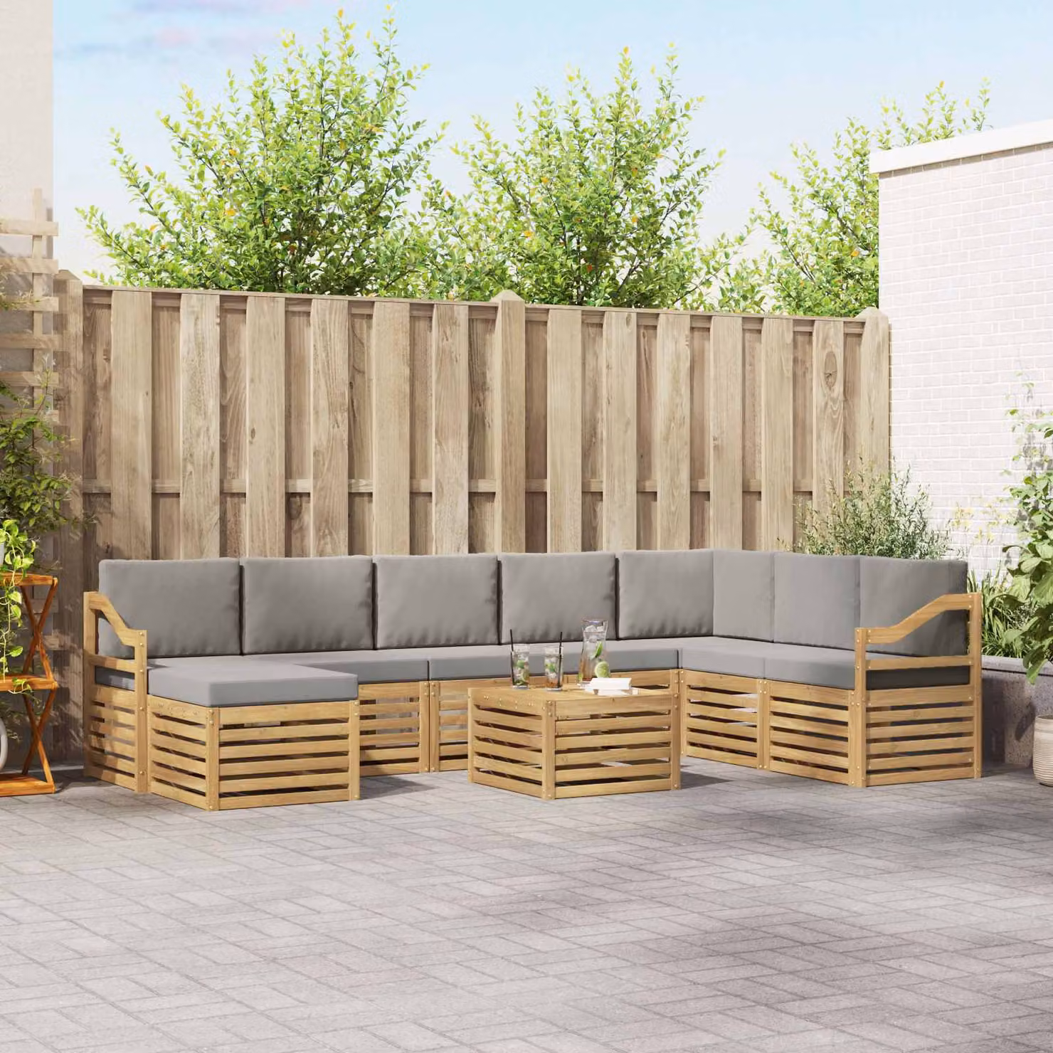 vidaXL Set di divani da esterno a L composto da 9 pezzi in legno di acacia con cuscini, bianco, grigio e marrone
