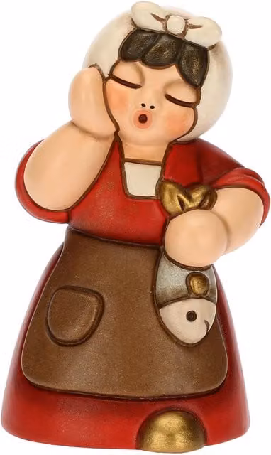 Statuina Thun Donna con pesce in ceramica rossa per Presepe Classico