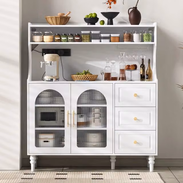 Credenza alta da cucina con ripiani regolabili 3 cassetti portabicchieri prese USB e USB-C bianca 120 × 40 × 138.5 cm