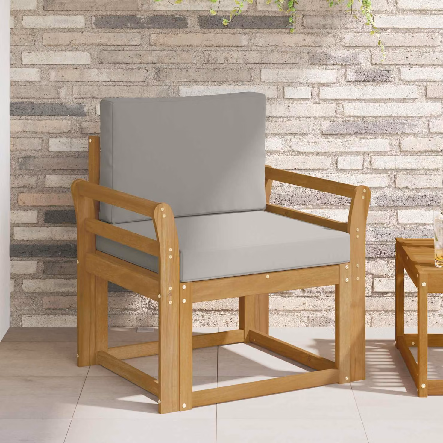 Divano da esterno moderno vidaXL in legno di acacia con cuscini bianchi e grigi