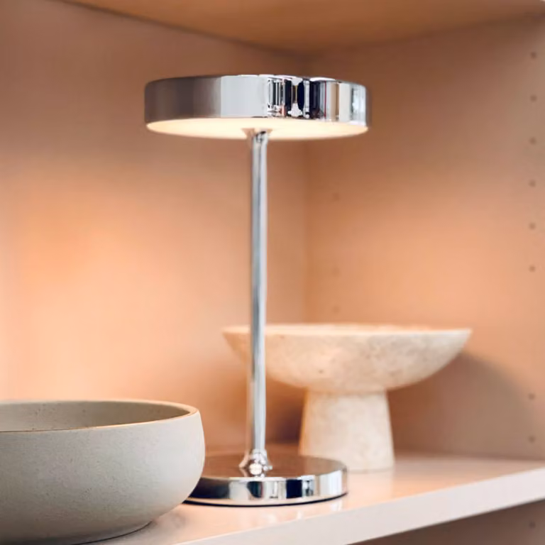Dyberg Larsen Lampada da tavolo a LED Starlight, dimmerabile, Cromo / Argento, Soggiorno / Sala da pranzo, Metallo, Scandinavo, Lampada da tavolo LED