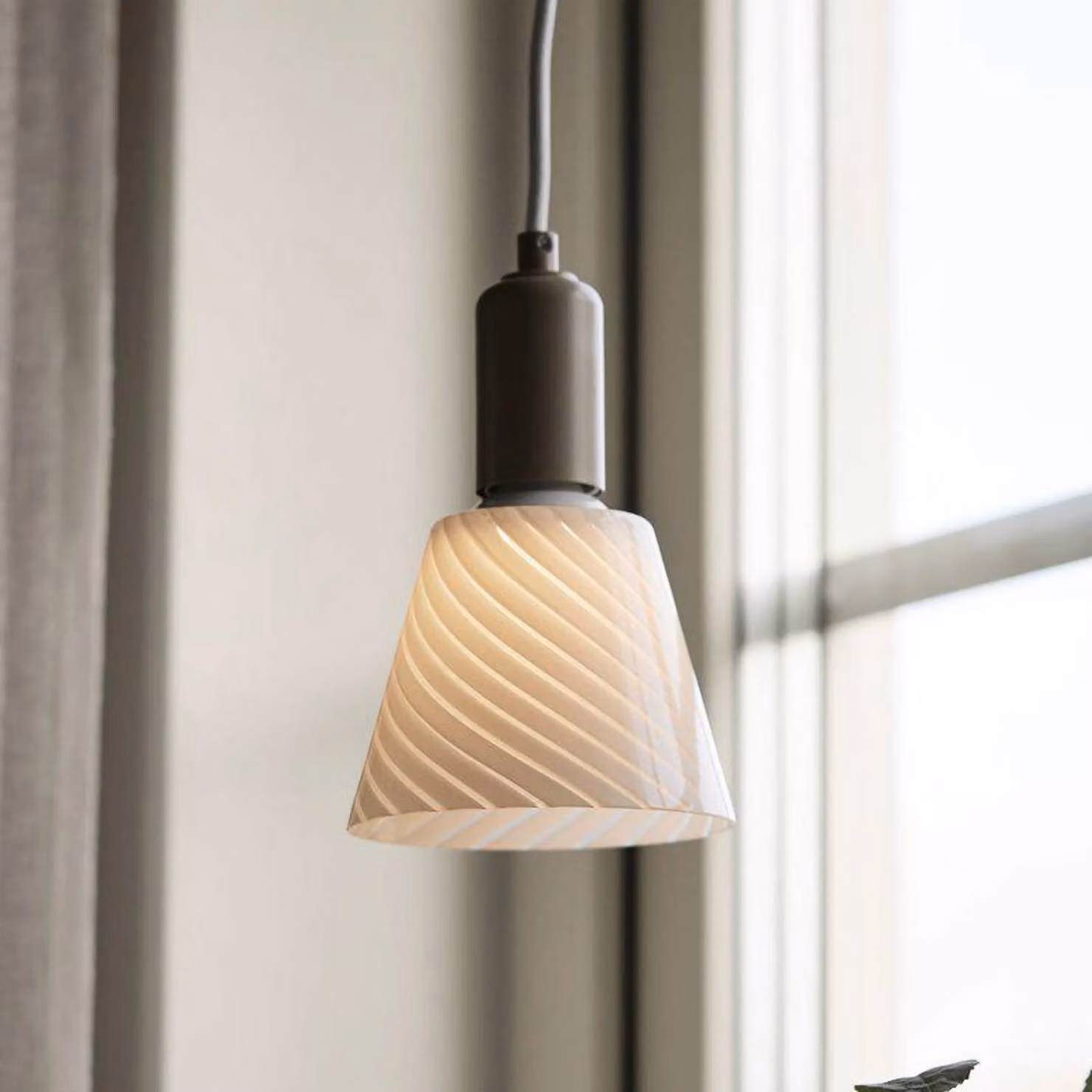 PR Home lampada a sospensione Tilda, bianco, Ø 12,5 cm, vetro, spina Tilda, Bianco / Opale, Soggiorno / Sala da pranzo, Vetro, Moderno