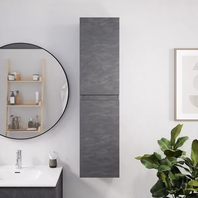 Colonna bagno sospesa Yili con due ante e ripiani interni, effetto cemento scuro, colore grigio, Altezza: 137 cm – 1