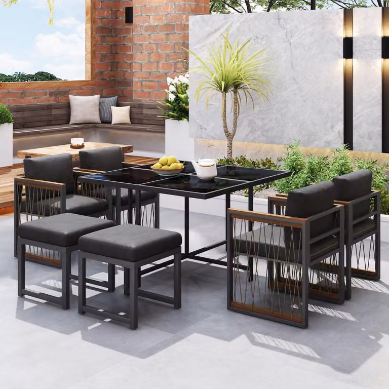 Set di mobili da giardino Merax 7 pezzi con 4 poltrone e 2 sgabelli, gruppo di seduta in polyrattan, gruppo da pranzo con legno di acacia, struttura in ferro zincato e piano in vetro
