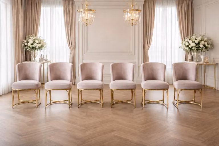 Eleganti sedie da pranzo in velluto rosa pallido con gambe in metallo dorato
