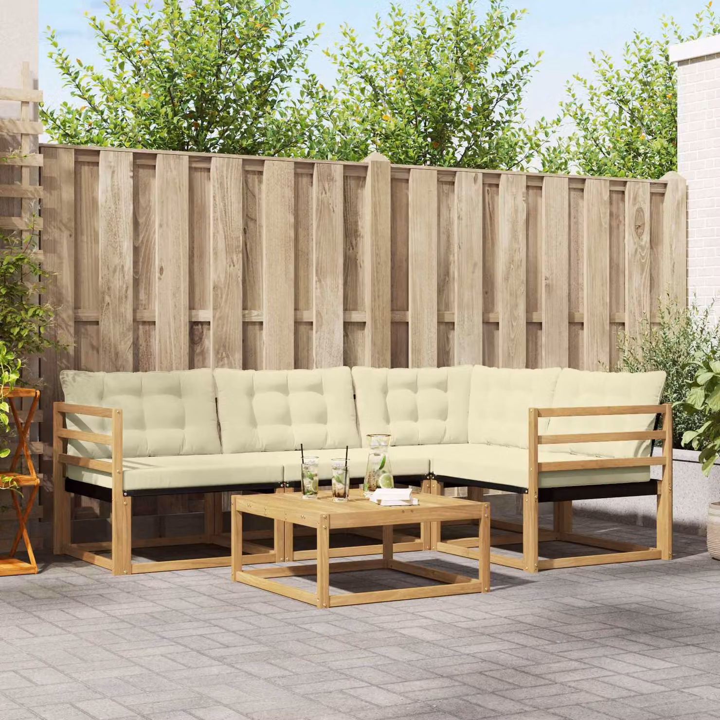 Set di divani da esterno vidaXL 5 pezzi in legno di acacia con cuscini, colore bianco, beige e marrone, design moderno a L con tavolino da caffè incluso