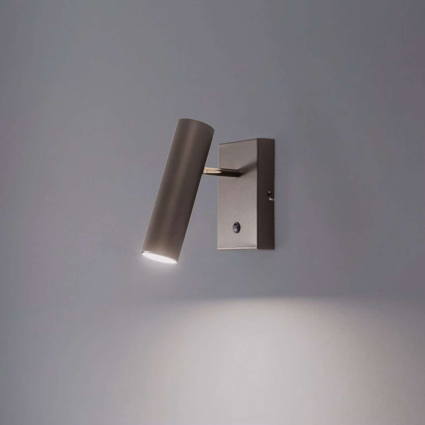 Applique Axion, a 1 luce, color titanio, acciaio Axion Luminex, dimmerabile, Ottone / Oro, Soggiorno / Sala da pranzo, Metallo, Moderno, Faretto alogeno