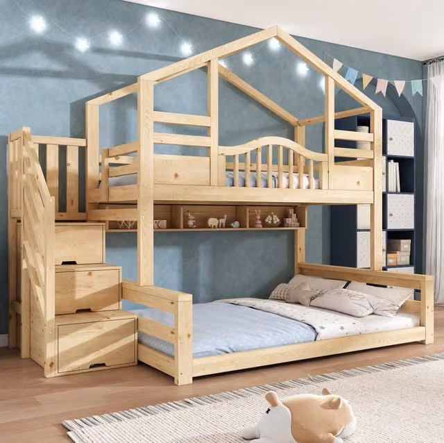 Letto a castello in legno con letto superiore 90x200 cm e inferiore 140x200 cm; finitura naturale