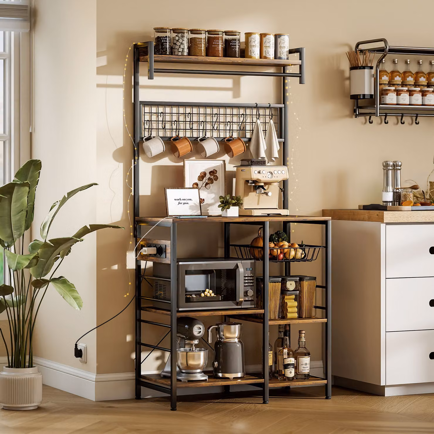 Scaffale da angolo per cucina HOMCOM con illuminazione LED e prese integrate, angolo caffè con asta appendiabiti, 5 ripiani, cestello e 10 ganci, Marrone Rustico – 2