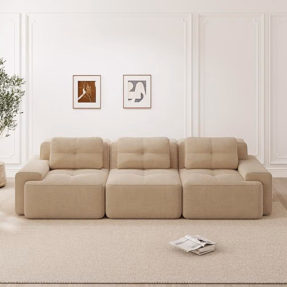 Divano modulare Cloud beige, divano profondo a 3 posti realizzato in tessuto cord resistente ai graffi, divano angolare di dimensioni generose, senza necessità di montaggio, dimensioni 293x104x69 cm