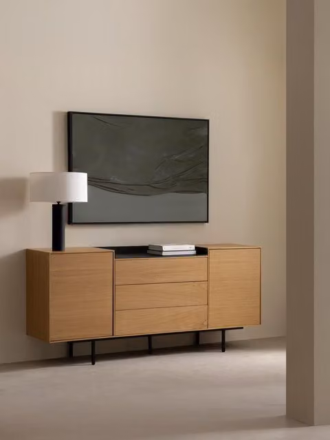 Credenza moderna Joelle in legno impiallacciato rovere color marrone e nero Kenay Home