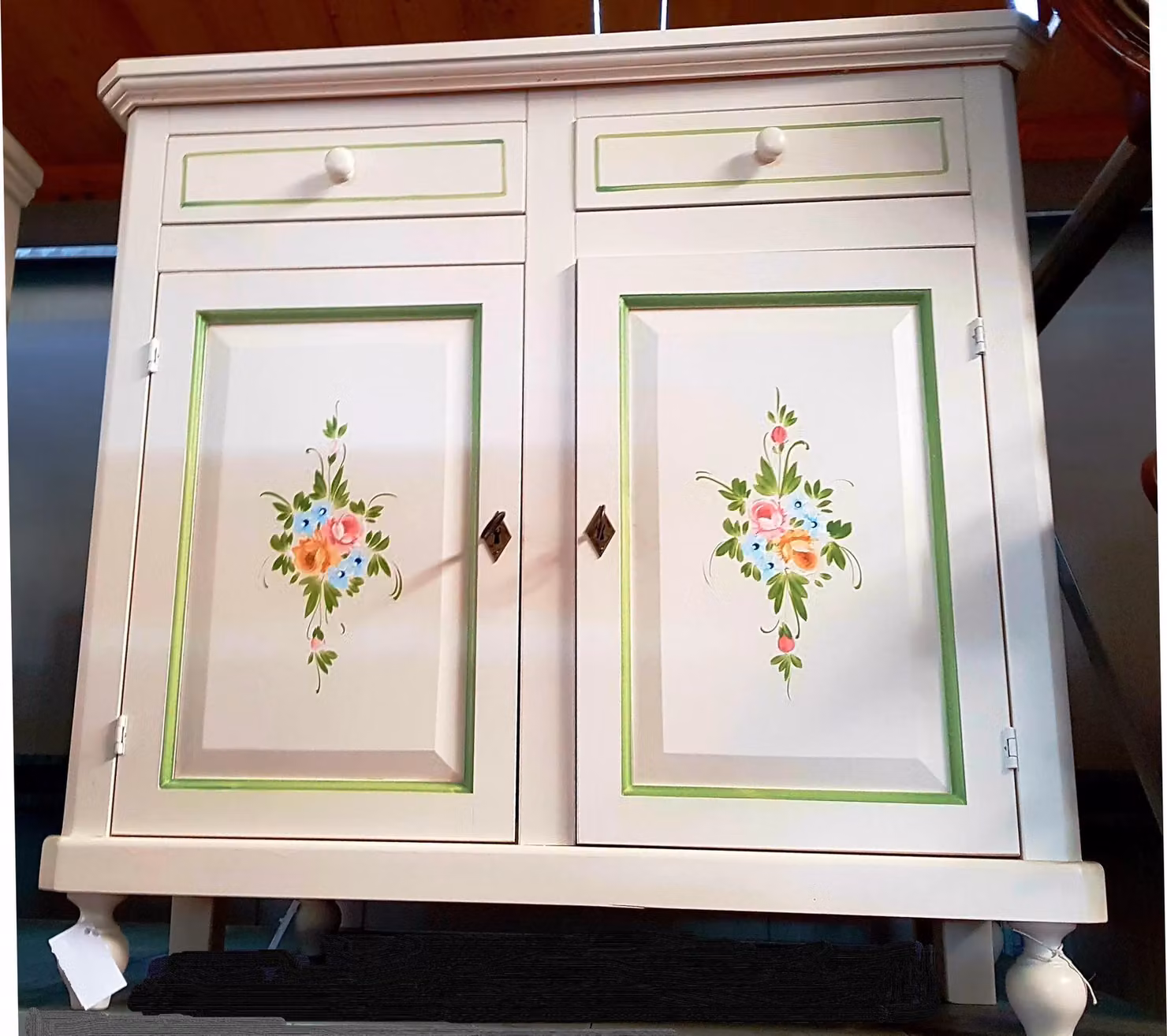Madia credenza Napoletana Mobili 2G con 2 ante, bianco con decori floreali e profili verdi, L: 104 cm, P: 43 cm, H: 98 cm – 2