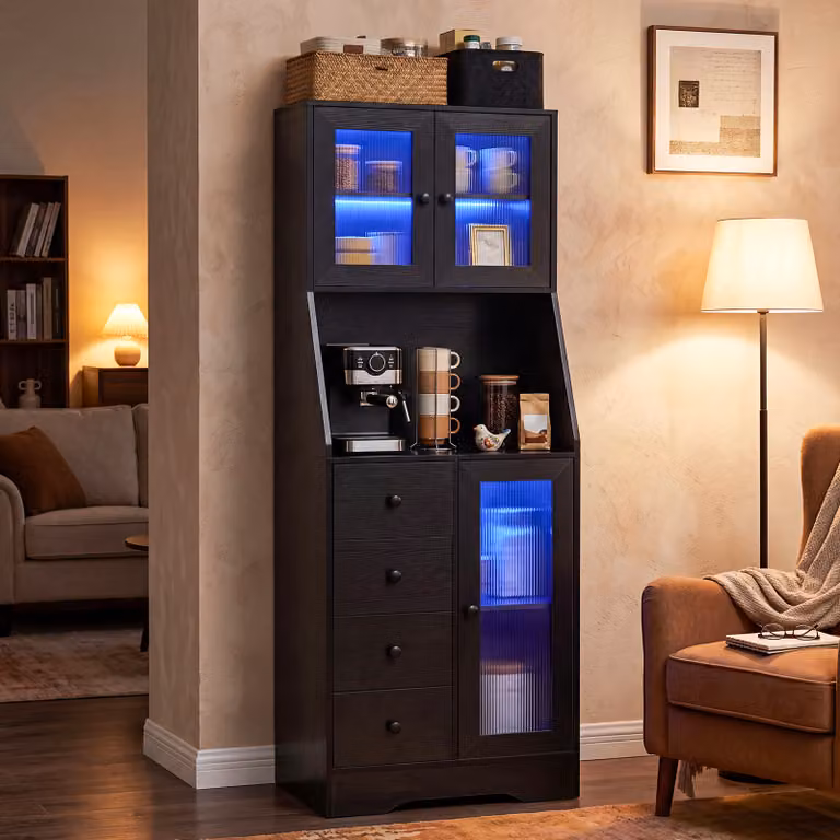 Credenza alta da cucina e mobile buffet moderno Costway con luci LED, 2 armadietti con ante in vetro e 4 cassetti, colore Nero opaco