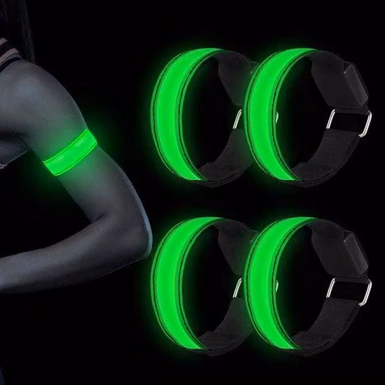 Braccialetti riflettenti a LED, confezione da 4, sicuri per i bambini, LED riflettenti, ideali per la corsa notturna, il jogging, le passeggiate con il cane e altre attività all'aperto.