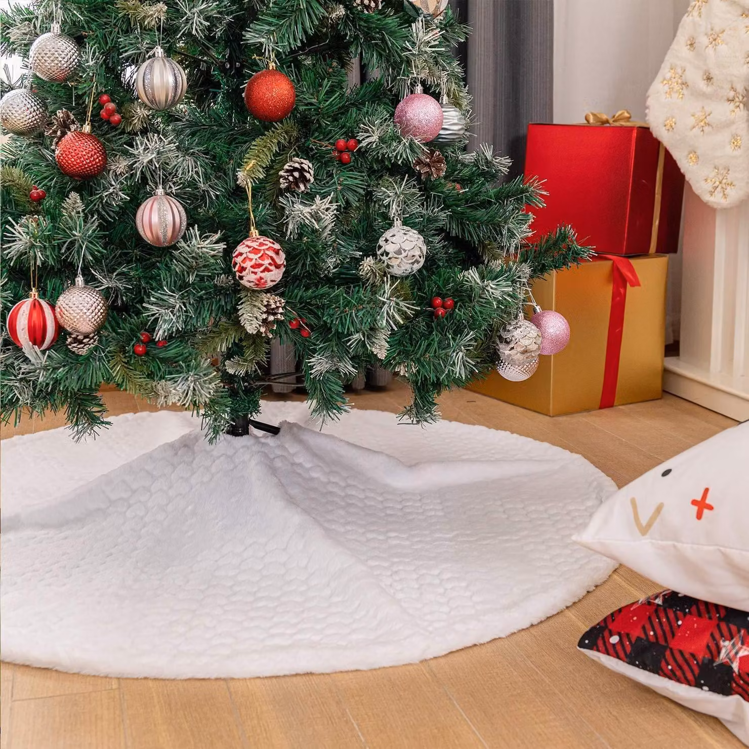 Decorazione natalizia a forma di albero di Natale, colore bianco, realizzata in morbido peluche, diametro 90 cm, motivo a cuore