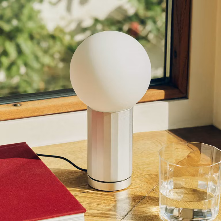 HAY Lampada da tavolo TURN ON, dimmerabile, Alluminio / Grigio / Zincato, Soggiorno / Sala da pranzo, Vetro, Moderno, Lampada da tavolo