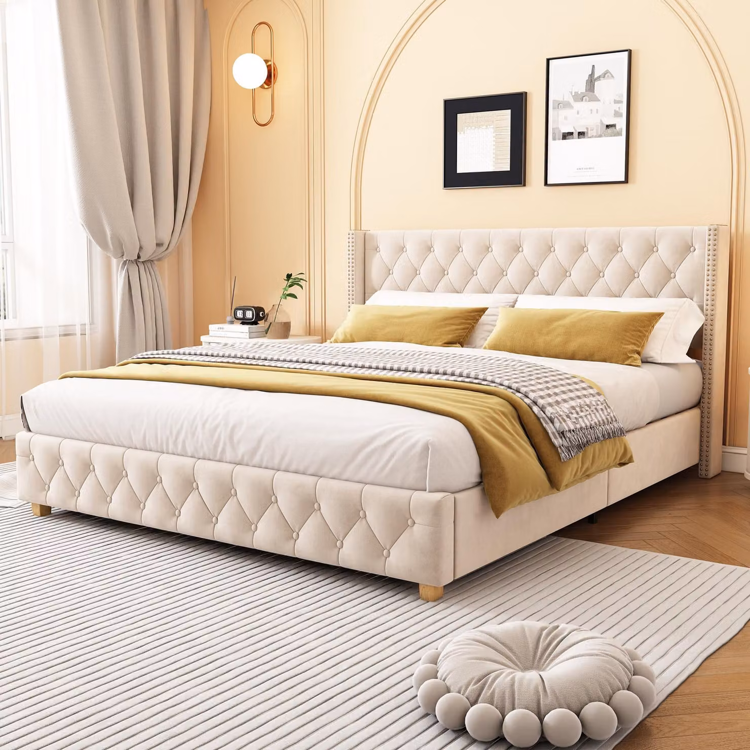 Letto imbottito 160 x 200 cm con rete a listelli, rivestito in velluto, imbottitura a bottoni, decorazioni con borchie e gambe in legno, colore beige chiaro