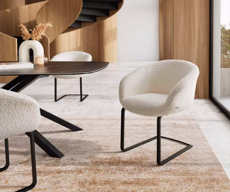 DELIFE Sedia a dondolo Vinka-Flex con braccioli, rivestita in tessuto bouclé bianco. Sedia a dondolo dal design minimalista, colore nero, con molle insacchettate