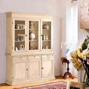 Credenza cristalliera KIVIO in legno e MDF stile shabby chic con ante in vetro e cassetti, colore bianco, H: 205 cm, L: 156 cm, P: 42 cm
