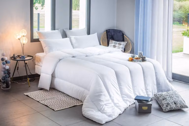 Copertura per letto matrimoniale, 240 x 220 cm, con imbottitura termica, in fibra sintetica, colore bianco