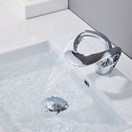 Rosetta per bagno con rubinetteria cromata
