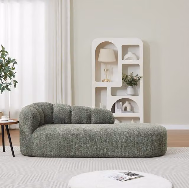 Chaise longue ULEVR senza braccioli in ciniglia verde salvia con schienale ondulato e seduta imbottita