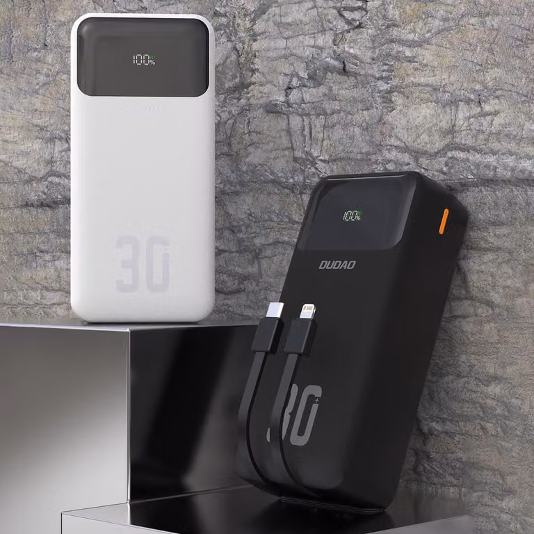 Power bank ad alta capacità da 30.000 mAh con ricarica rapida da 22,5 W e cavi integrati, colore nero