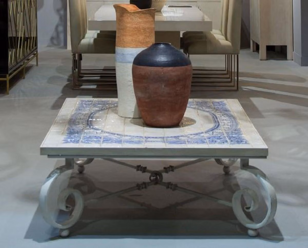 Casa Padrino tavolino barocco crema/blu/bianco 136 x 106 x h. 42 cm - Tavolo da giardino con piano in ceramica e gambe in ferro battuto - Mobili barocchi da salotto e da giardino