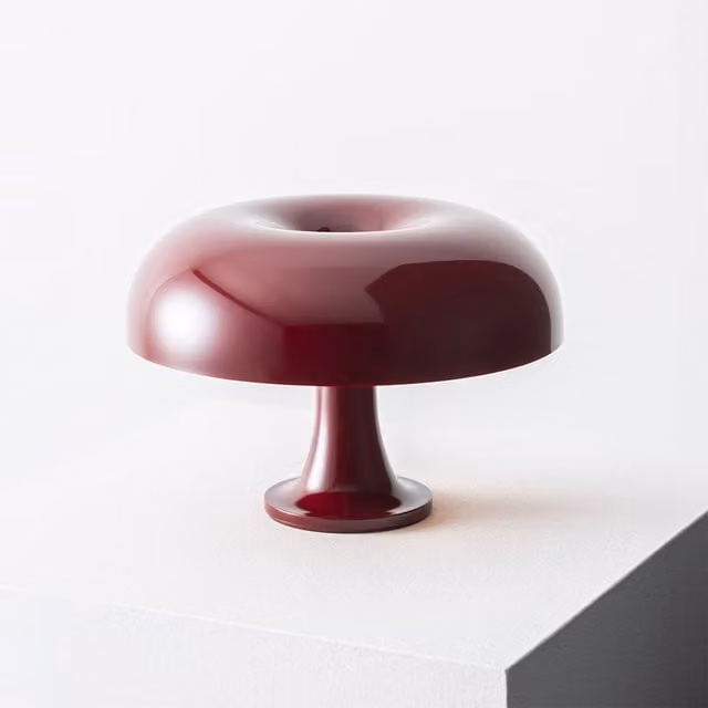 Artemide Nessino Lampada da tavolo moderna in plastica rossa con paralume a cupola e lampadina LED sostituibile