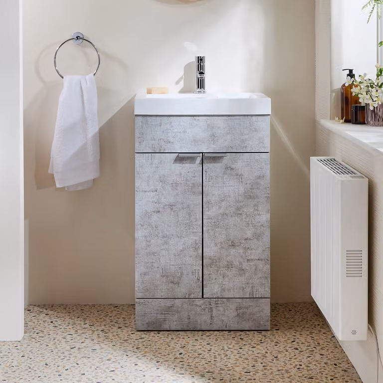 Mobile Bagno a Terra Grigio Cemento da 500mm con Lavabo e Maniglie con Impugnatura a Dito Cromate - Cluo